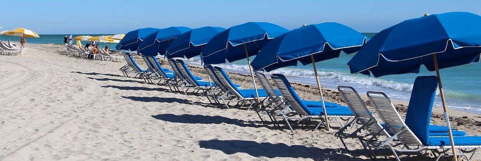 Fotografía de la utilización de sombrillas en la playa para evitar el sol